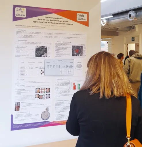Poster intitulé "Approche d'une méthode de mise en évidence des microplastiques dans les sols de maraîchage urbain. Étude de cas sur des parcelles bruxelloises" présenté lors de Journée des Chercheurs en Hautes Écoles 2026